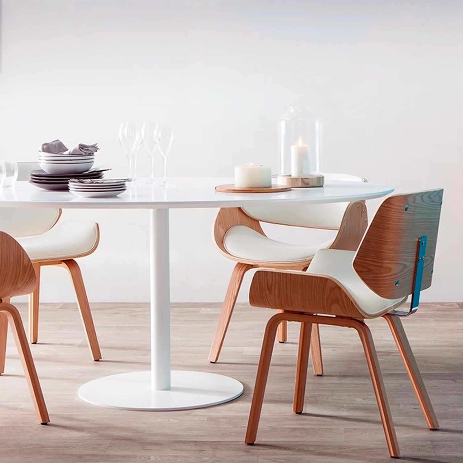 Stol i plywood av lönnträ Nordic med dyna i konstläder | Stil Skandinavien