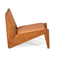 Cadeirão Compass estofado em madeira e couro - Mueble Design