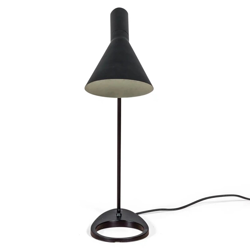 Jhon pöytävalaisin | Arne Jacobsenin inspiroima muotoilu teräksestä