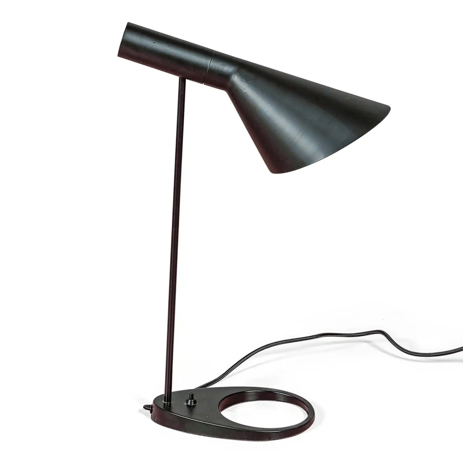 Lampa stołowa Jhon | Stalowy design inspirowany Arne Jacobsenem