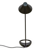 Candeeiro de mesa Jhon: design inspirado em Arne Jacobsen em aço