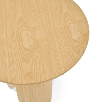 Stolik pomocniczy Pluto z drewna jesionowego w stylu skandynawskim, 50 cm | Okrągły stolik drewniany