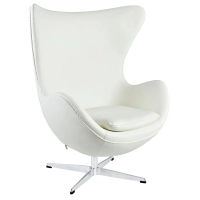 Replika läderäggstol av designern Arne Jacobsen