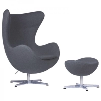 Replika židle na vejce s podnožkou od designéra Arne Jacobsen