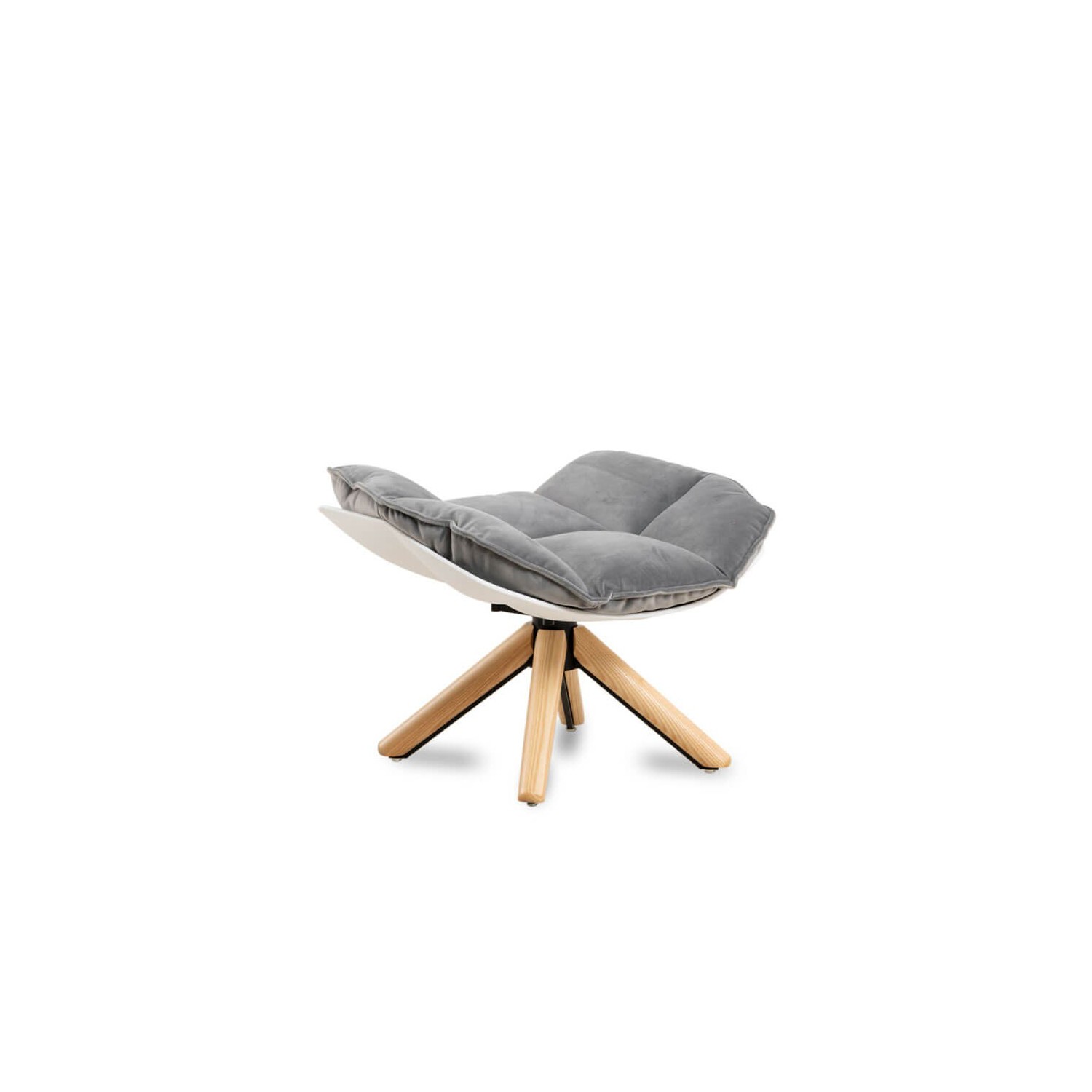 Kopio Design-nojatuolin Husk-nojatuolista upean suunnittelijan Patricia Urquiolan jalkatukilla