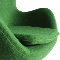 Replika židle Egg v kašmíru od designéra Arne Jacobsen