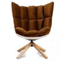 Kopio Design-nojatuolin Husk-nojatuolista upean suunnittelijan Patricia Urquiolan jalkatukilla