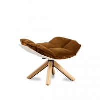 Replica della poltrona di design Husk con poggiapiedi della magnifica designer Patricia Urquiola