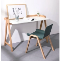 Pop Schreibtisch mit Beinen aus massiver Eiche