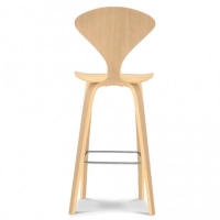 Cherner Hocker im nordischen Stil