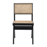 Réplica da cadeira Chandigarh pelo designer Pierre Jeanneret 
