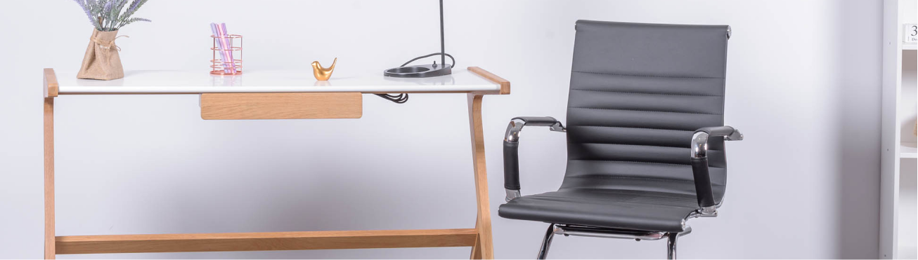 Réplicas de sillas de oficina de piel como las famosas sillas de oficina Eames.